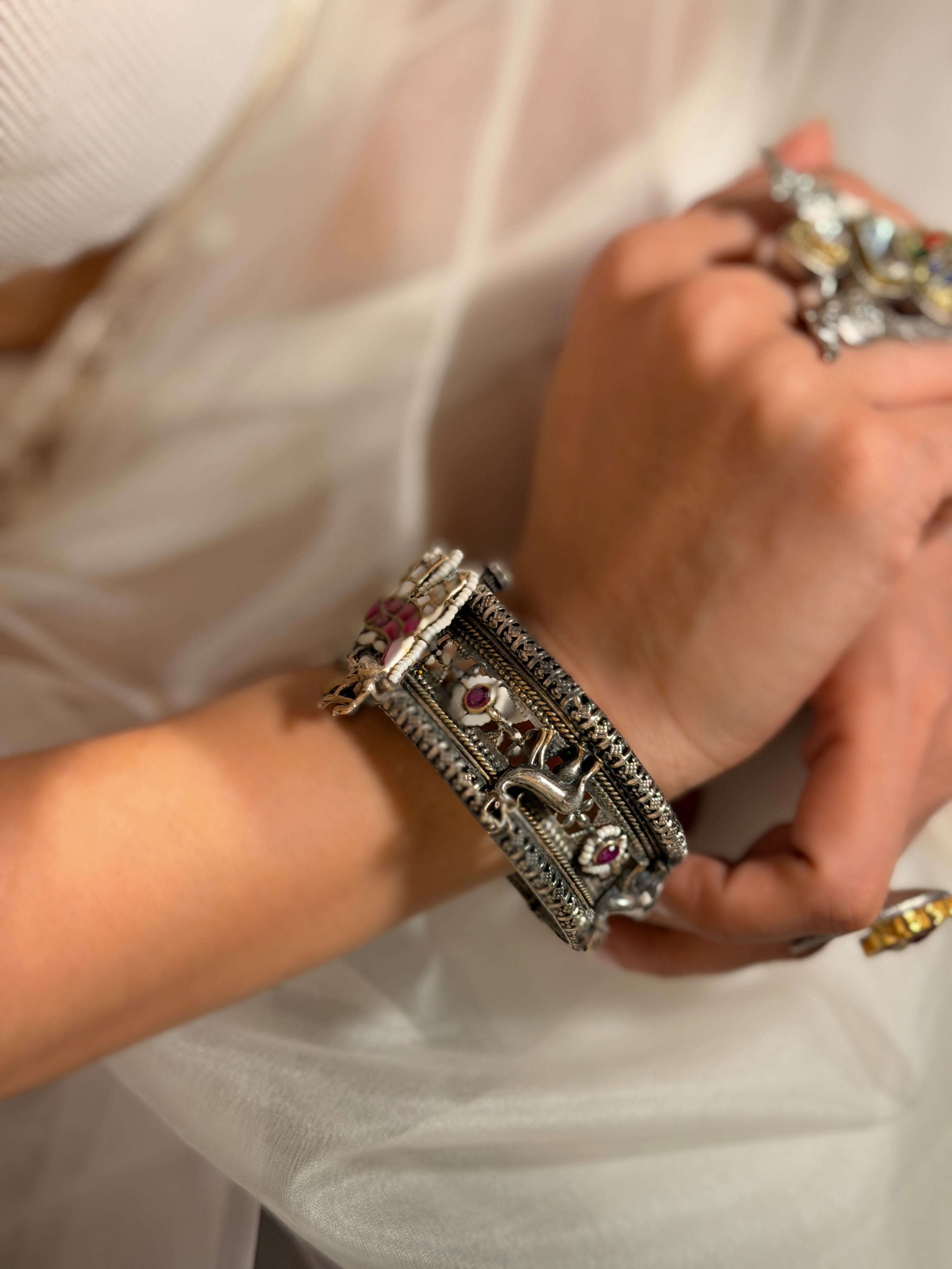 Heeran Kundan Bangle (Magenta-white)