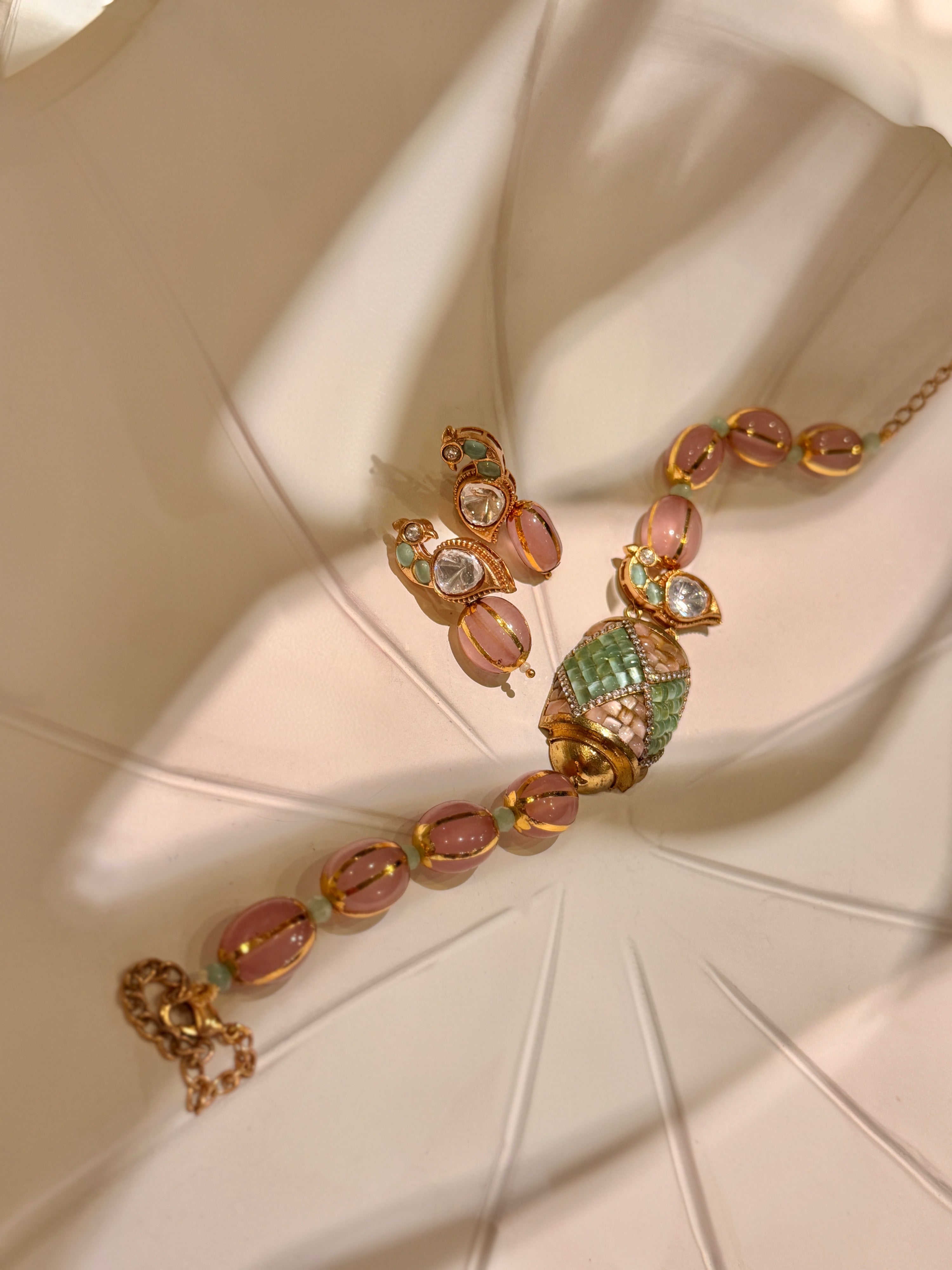 Dome peacock choker