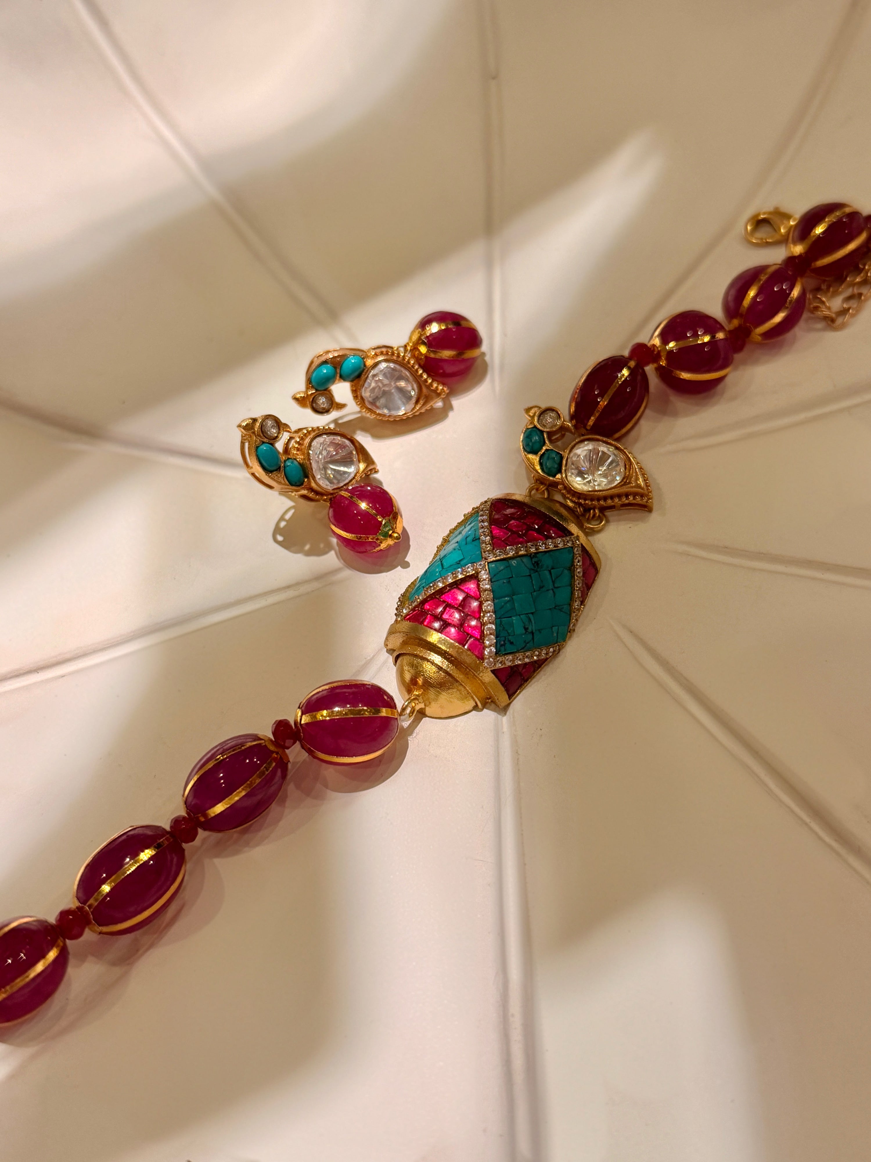 Dome peacock choker