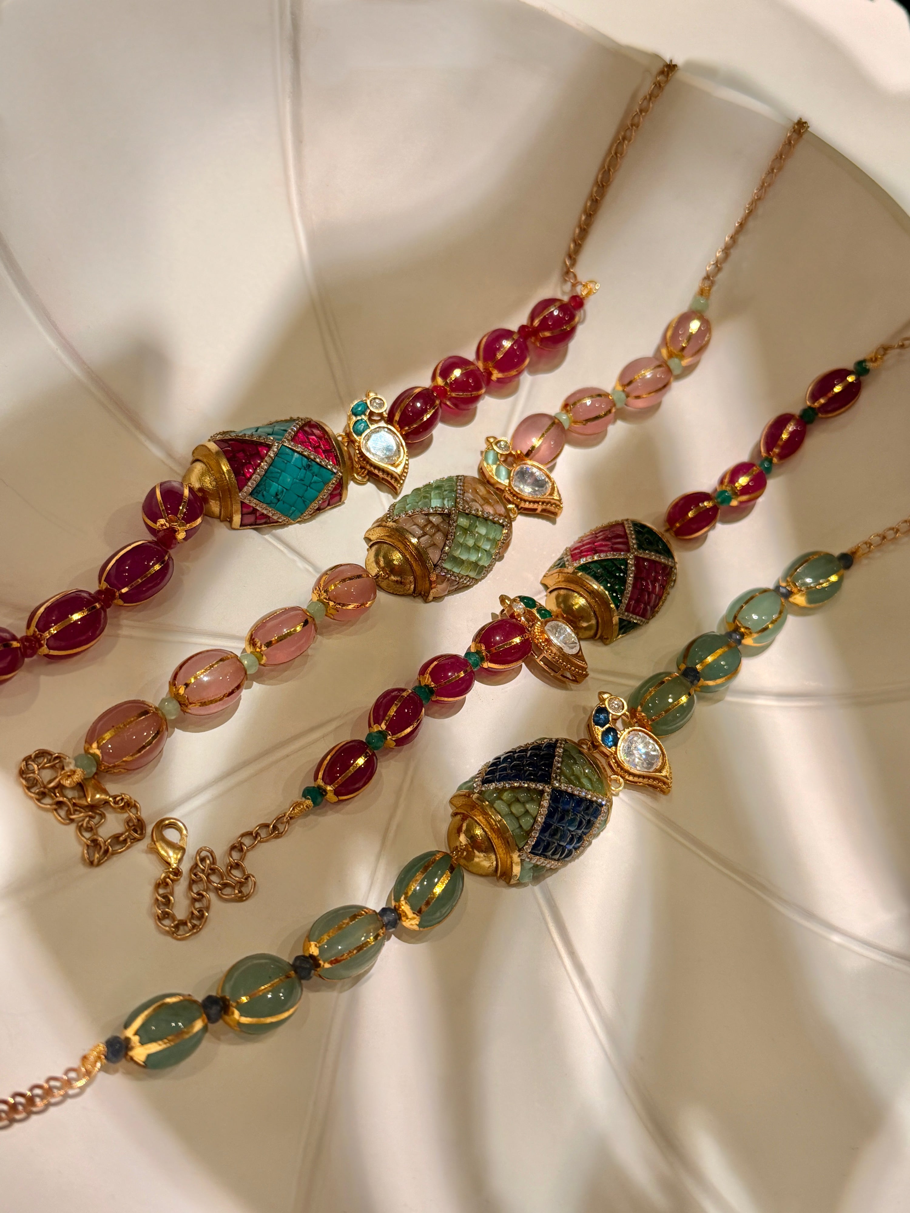 Dome peacock choker