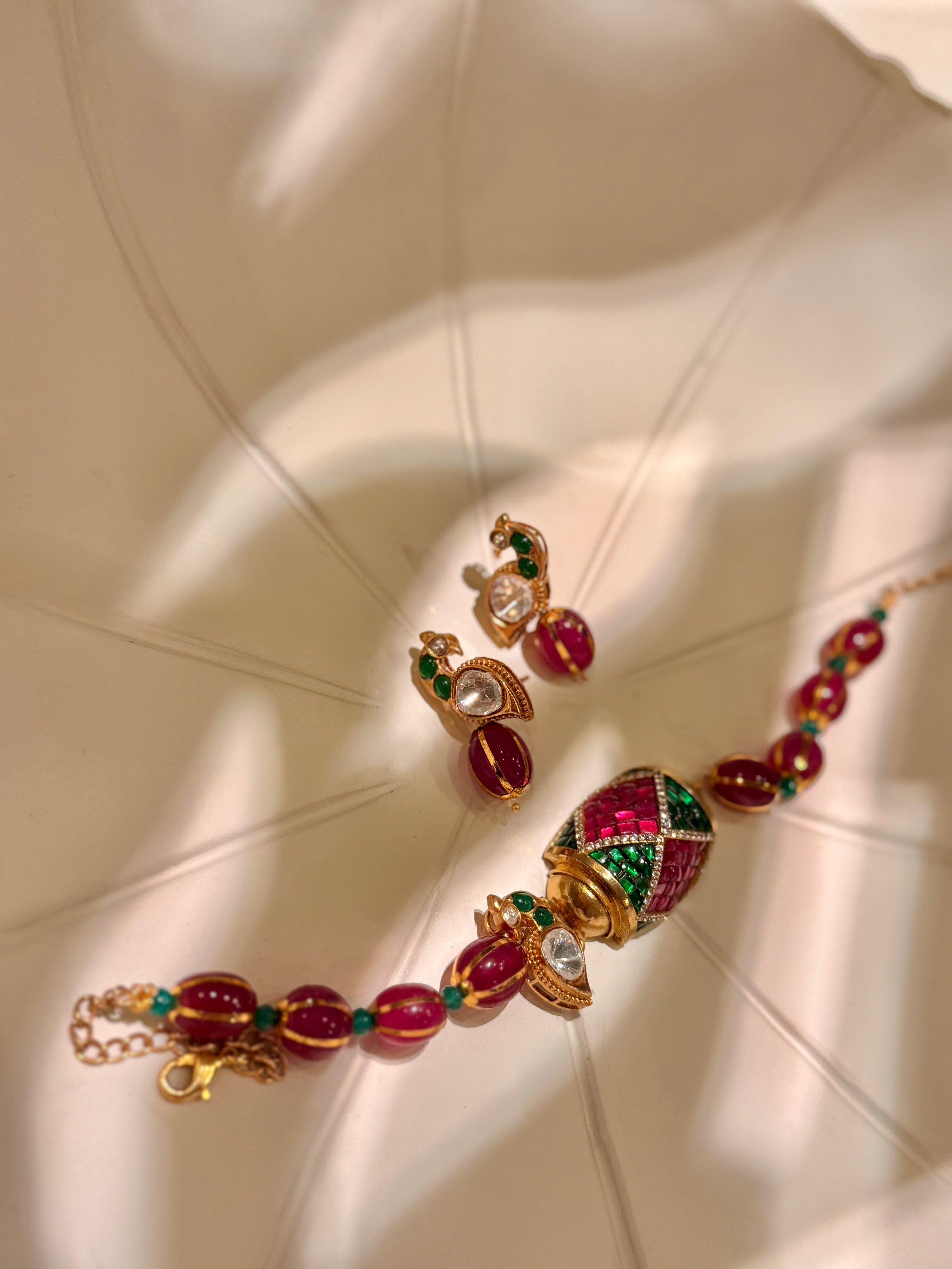 Dome peacock choker