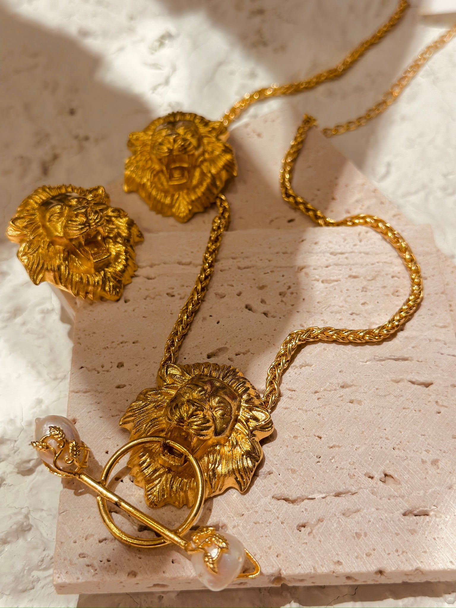 Aura Pendant With Earrings