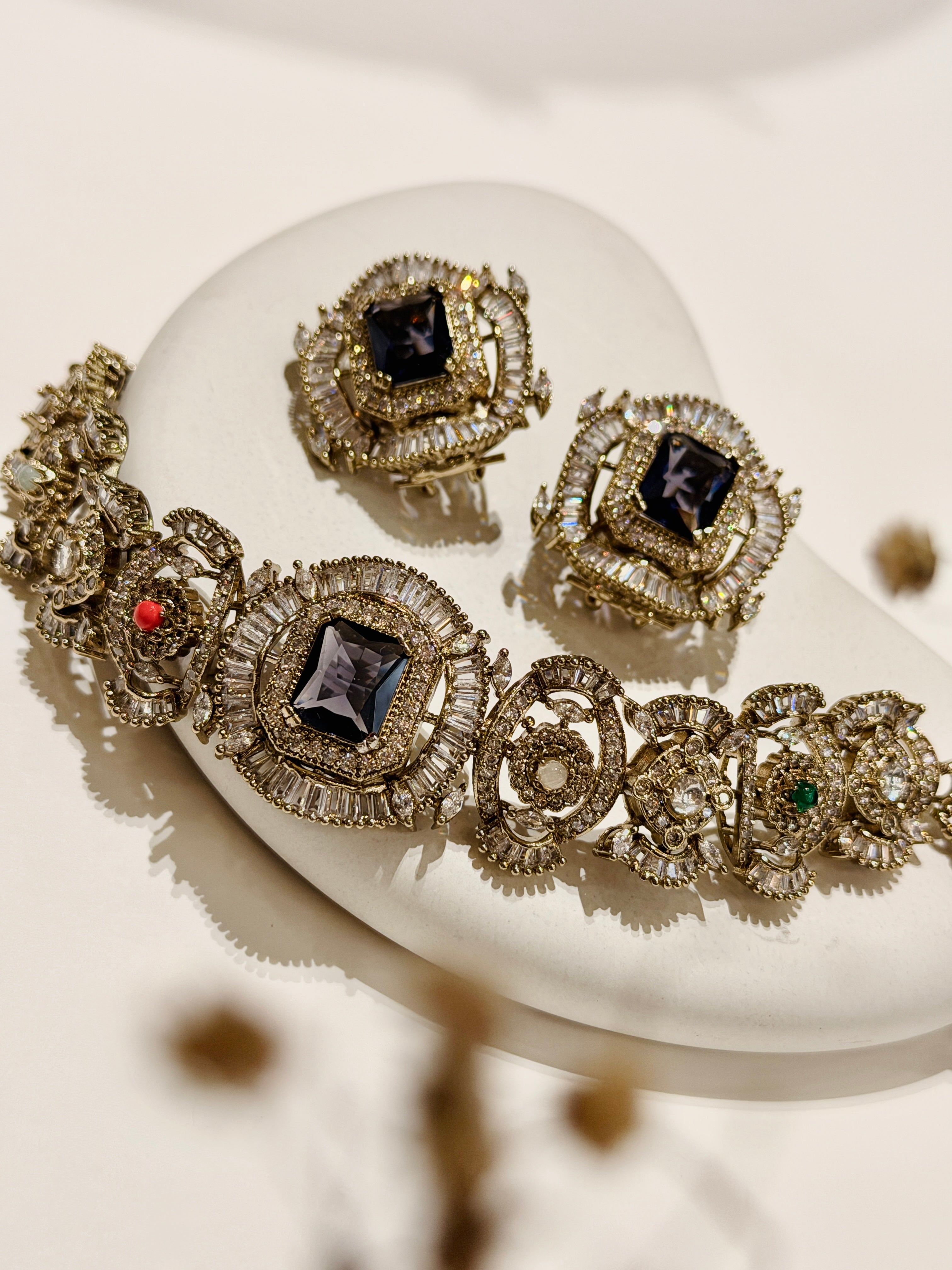 Elizabeth Dove Choker