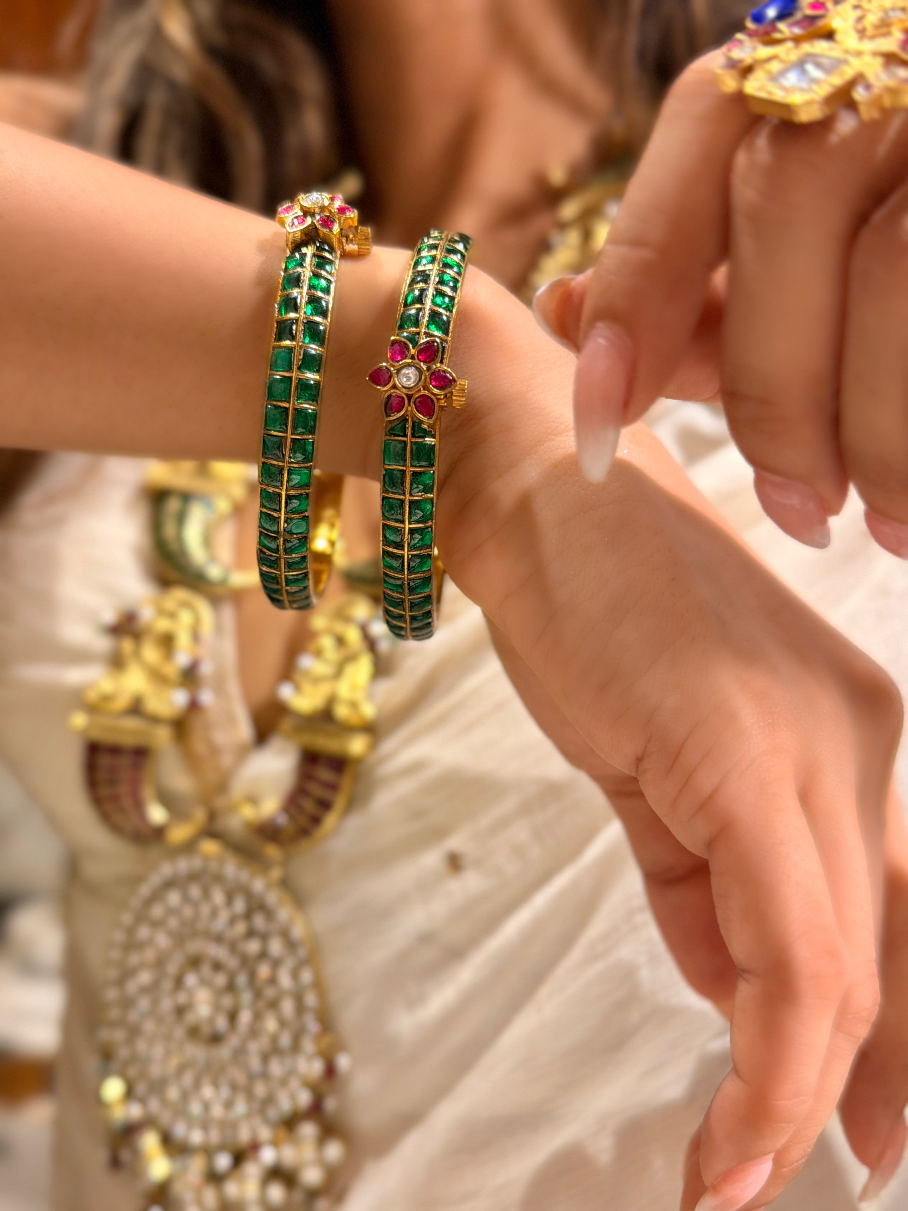 Saaz Emerald Sleek Bangle