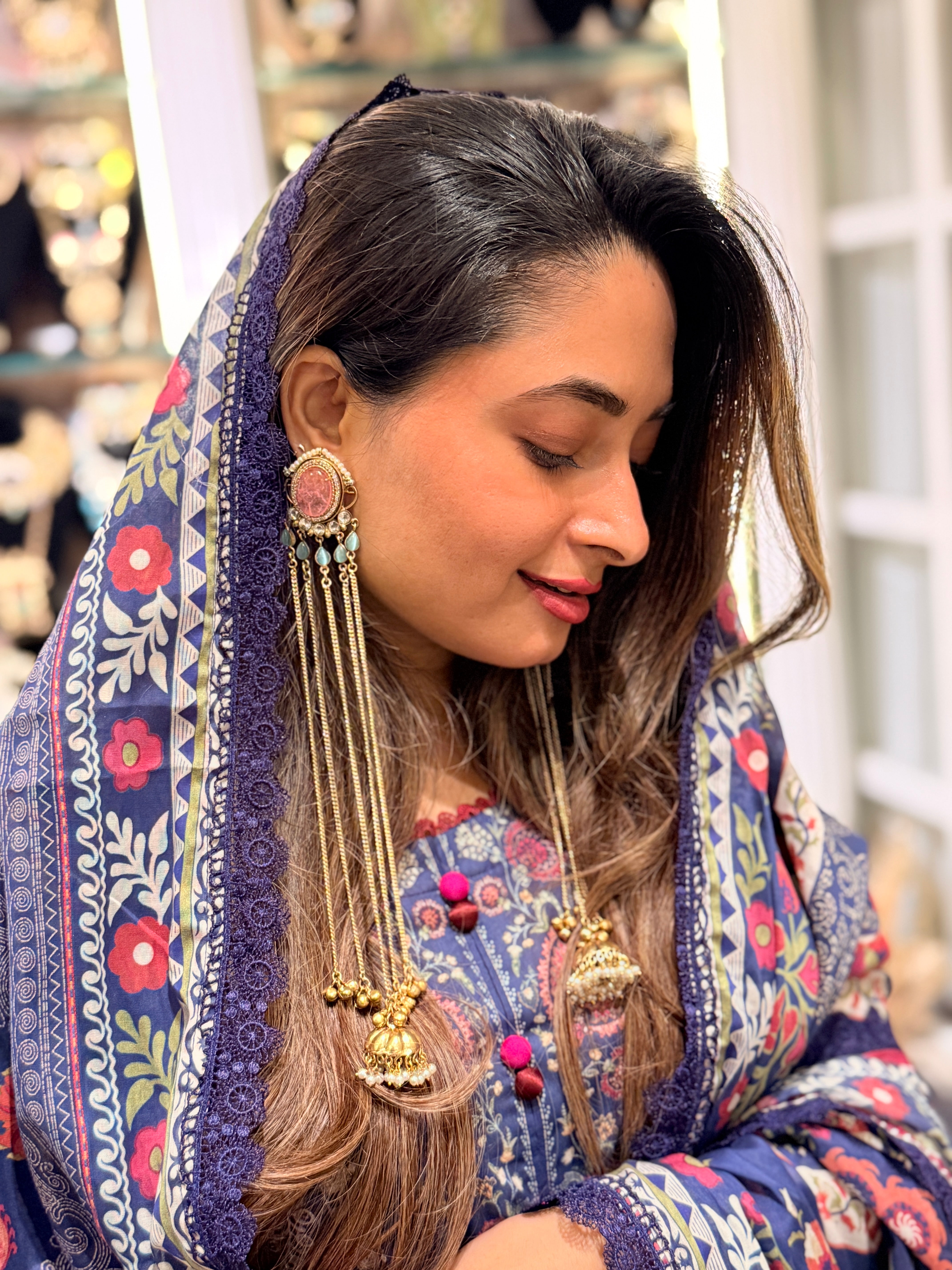 Kashmiri Noor Dangler