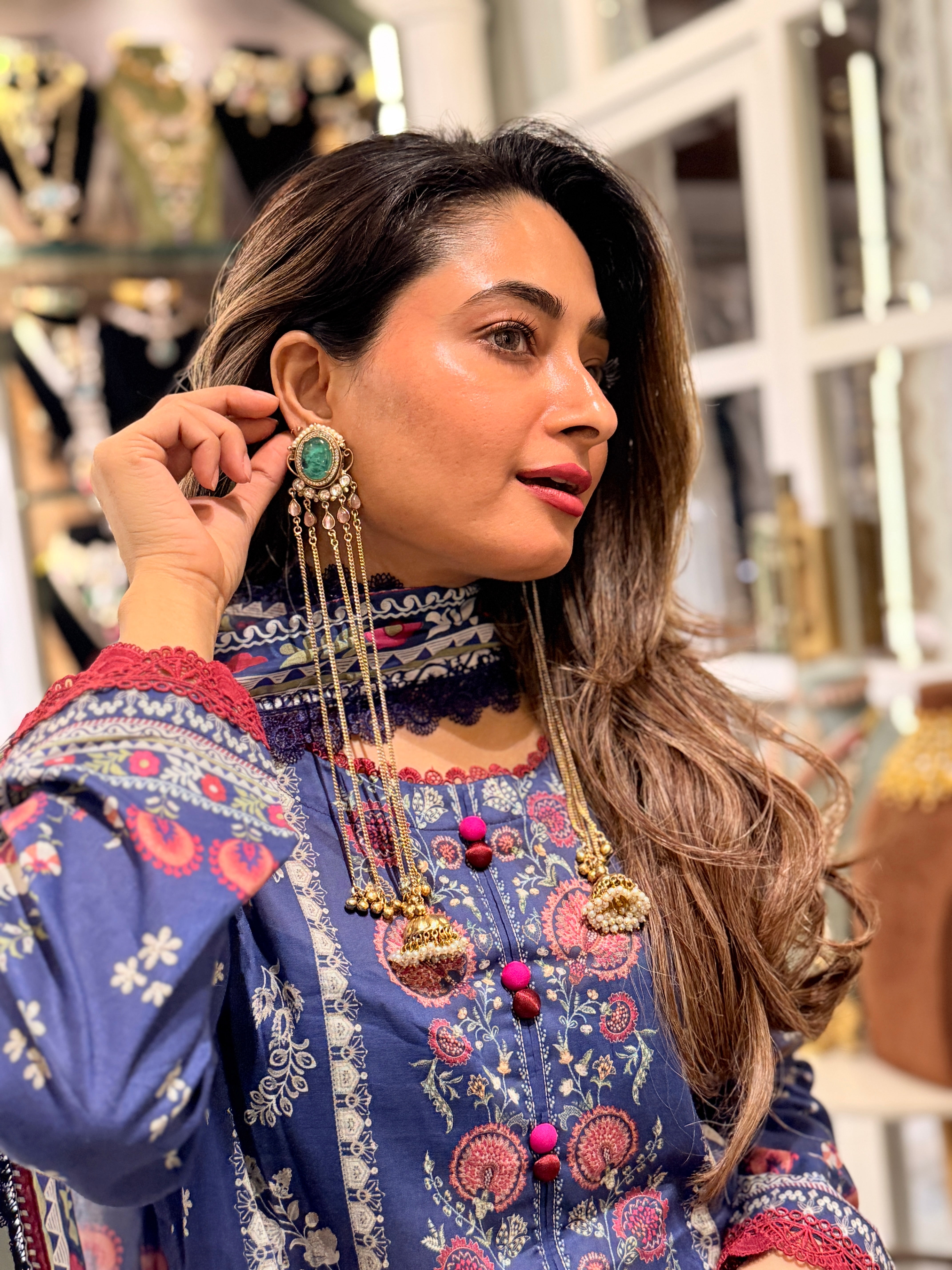 Kashmiri Noor Dangler