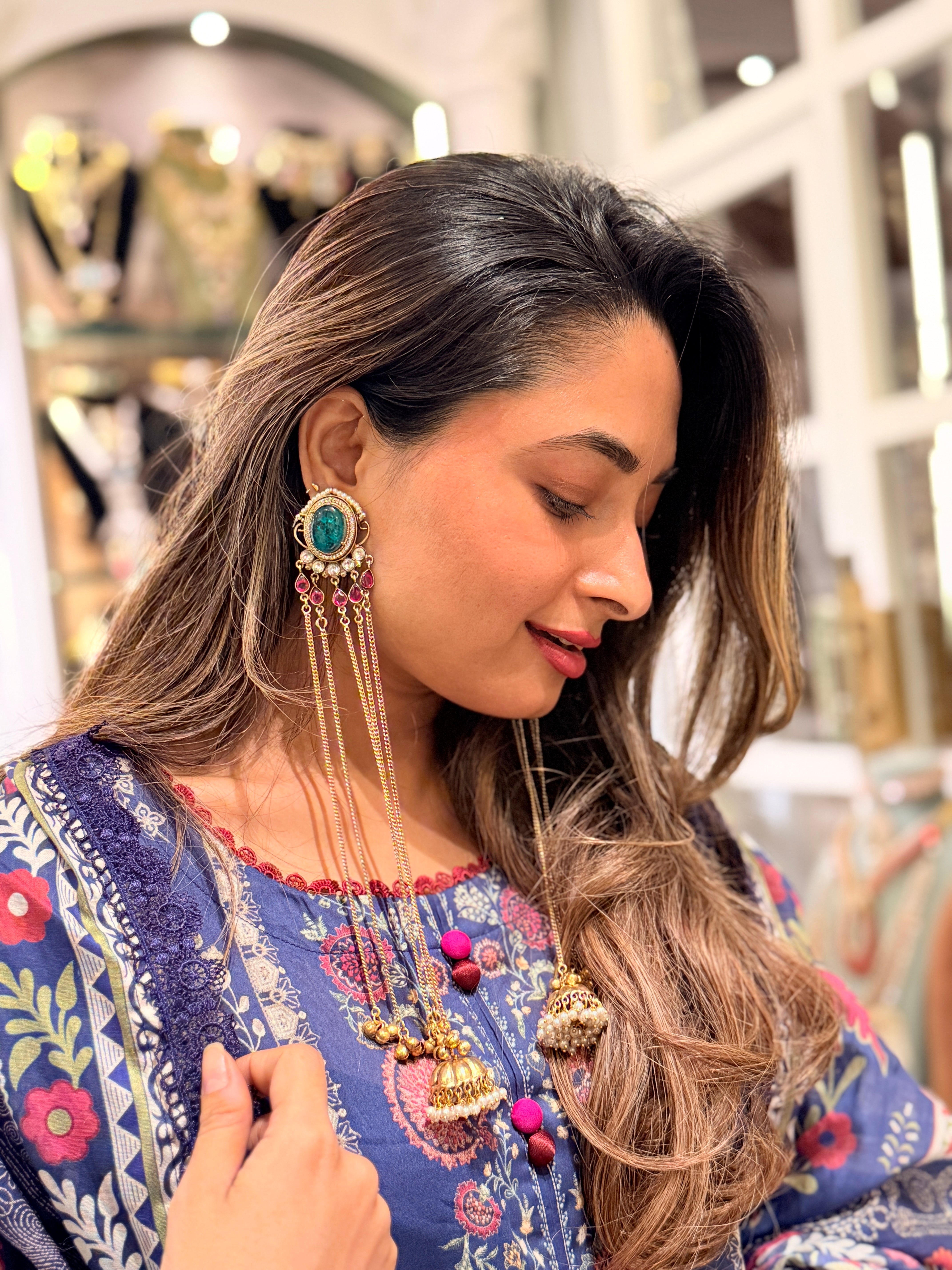 Kashmiri Noor Dangler