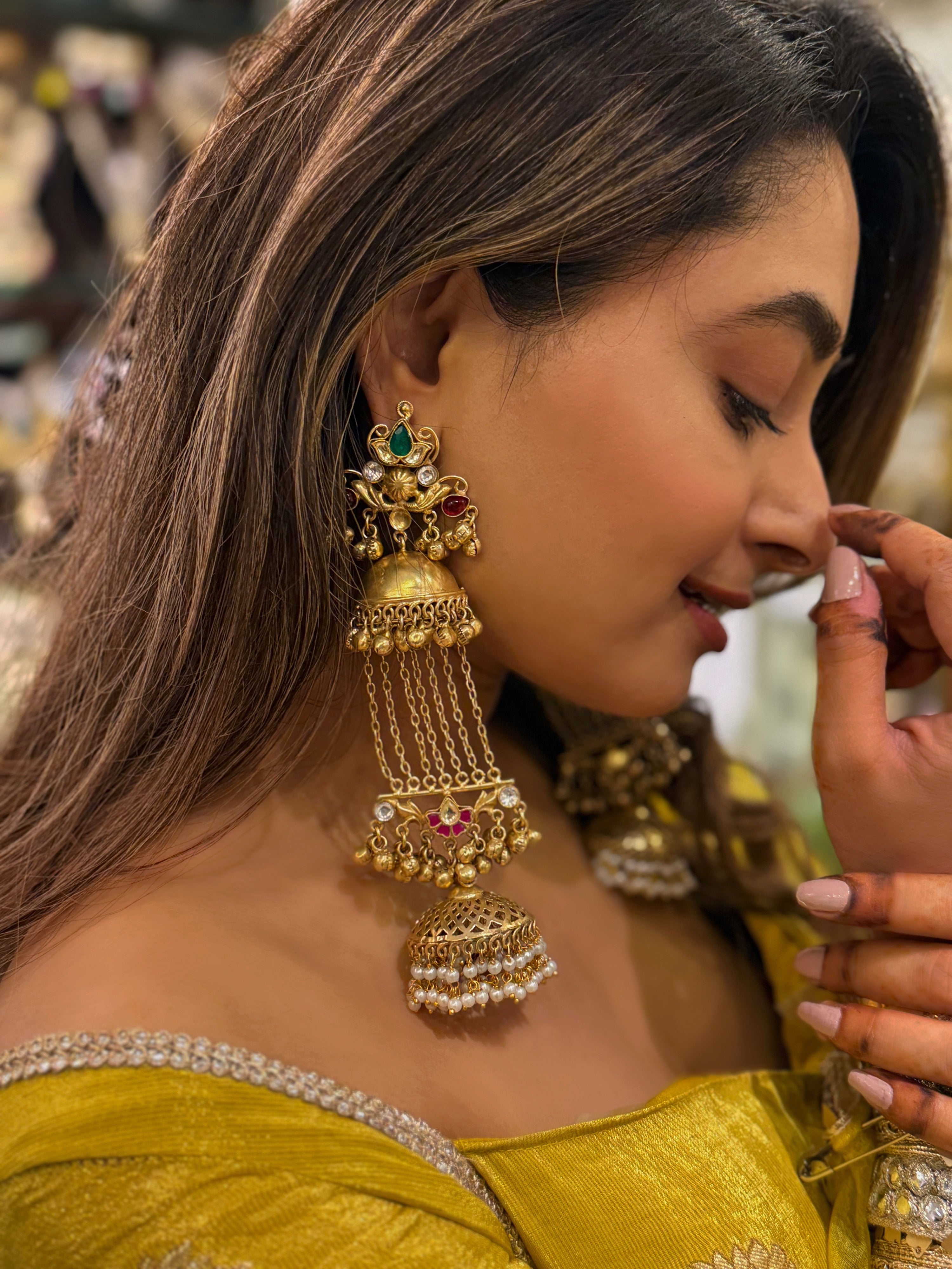 Nargis Jhumki