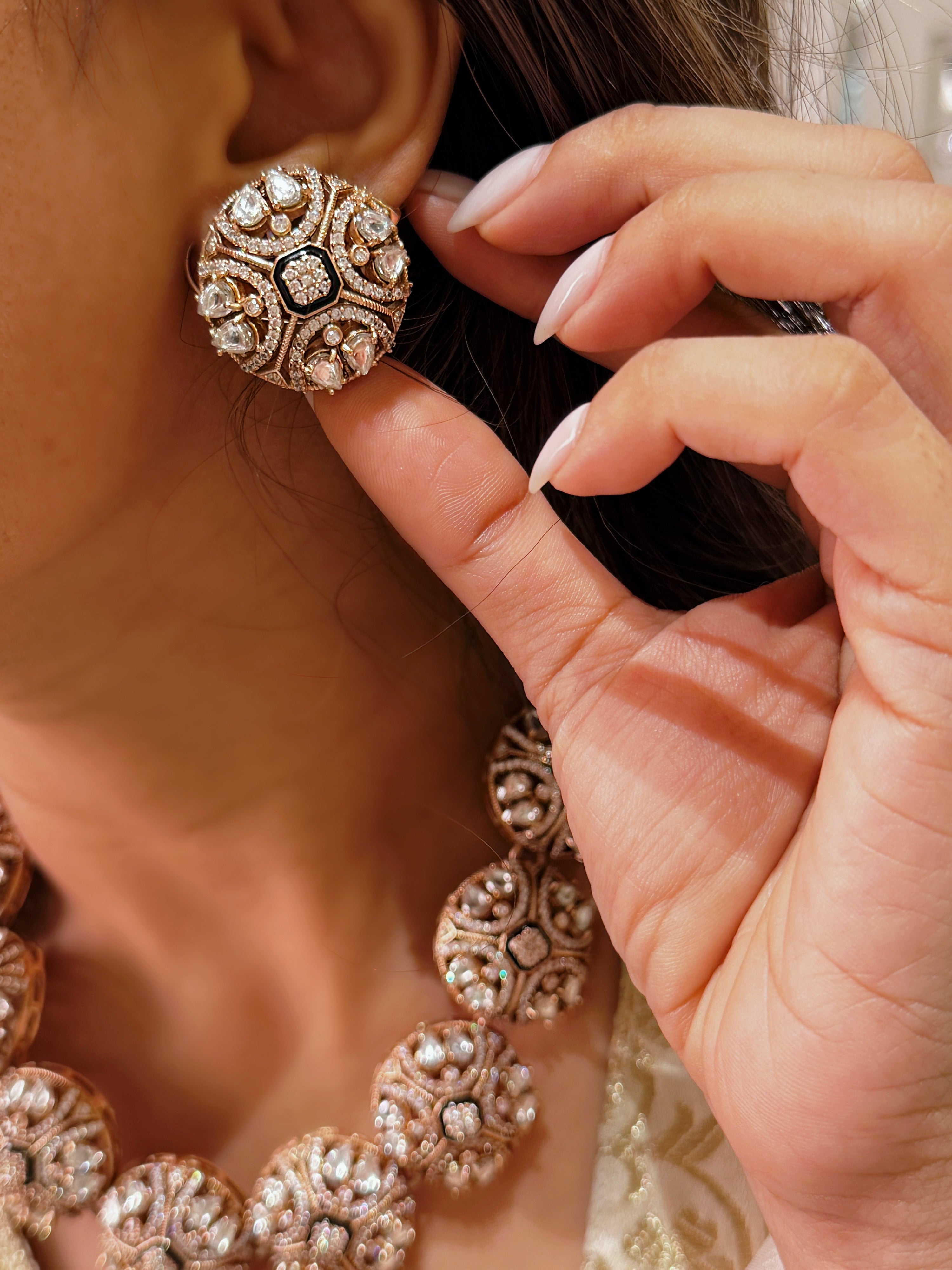 Rahee Spher Neck piece