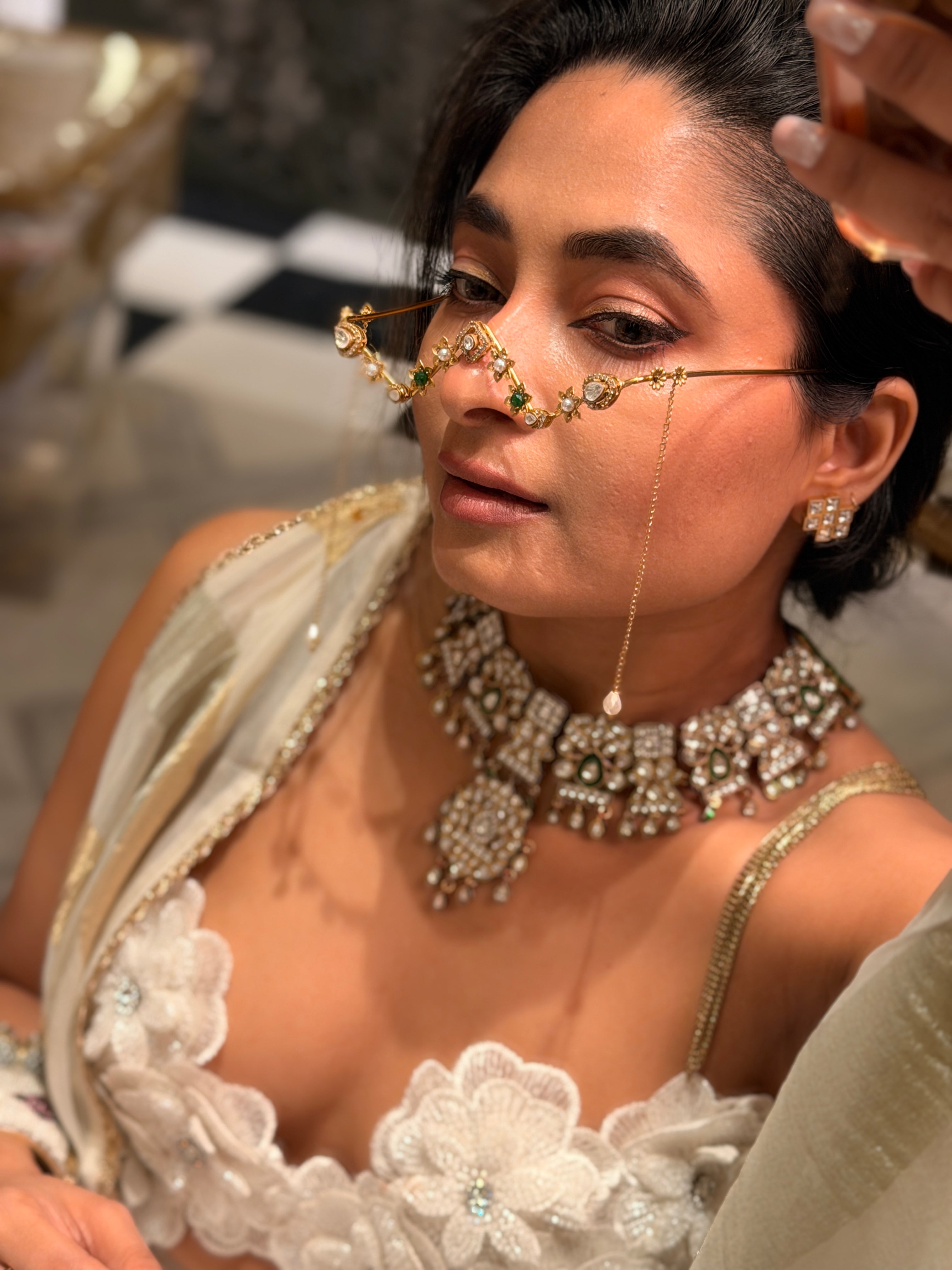 Tear drop pearl dangling Facelet