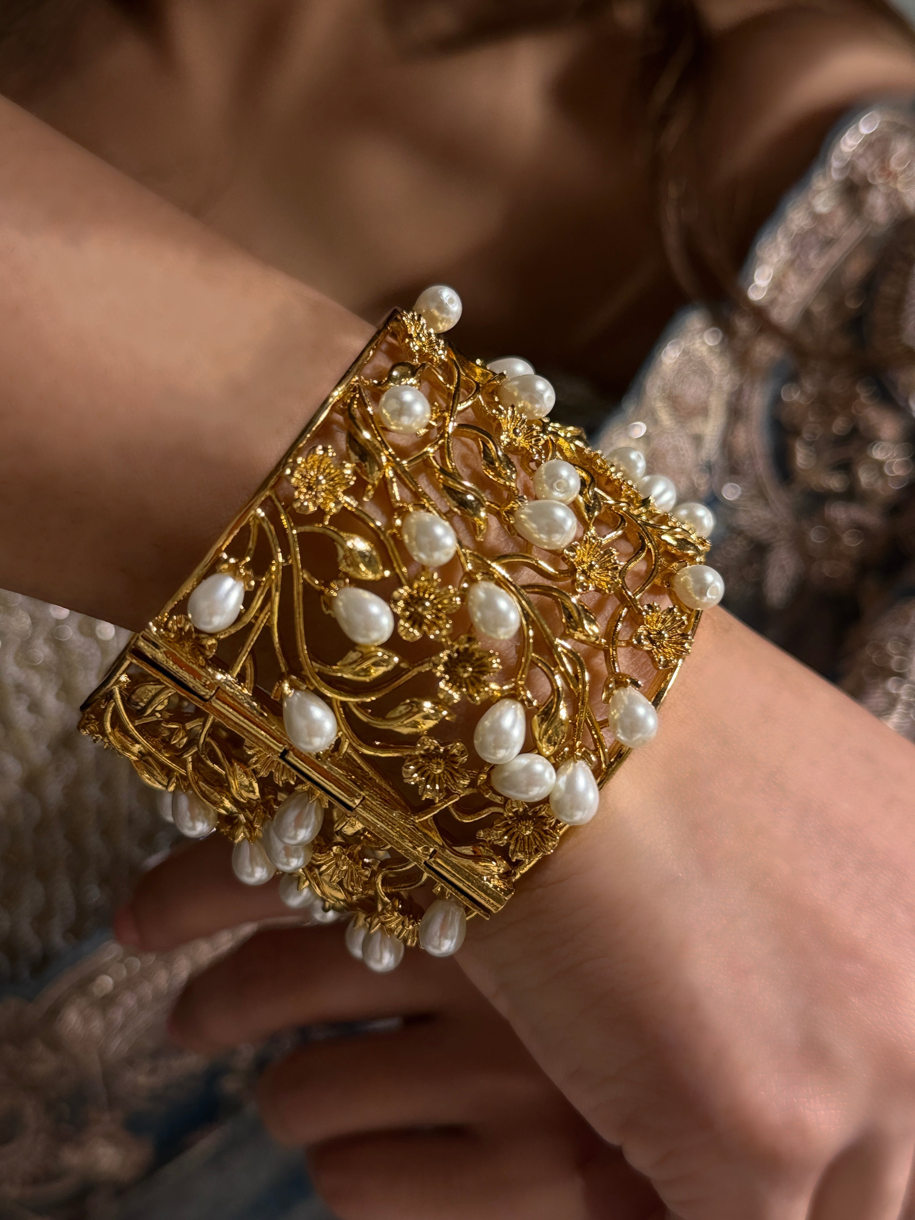 Pearl drop Handcuff
