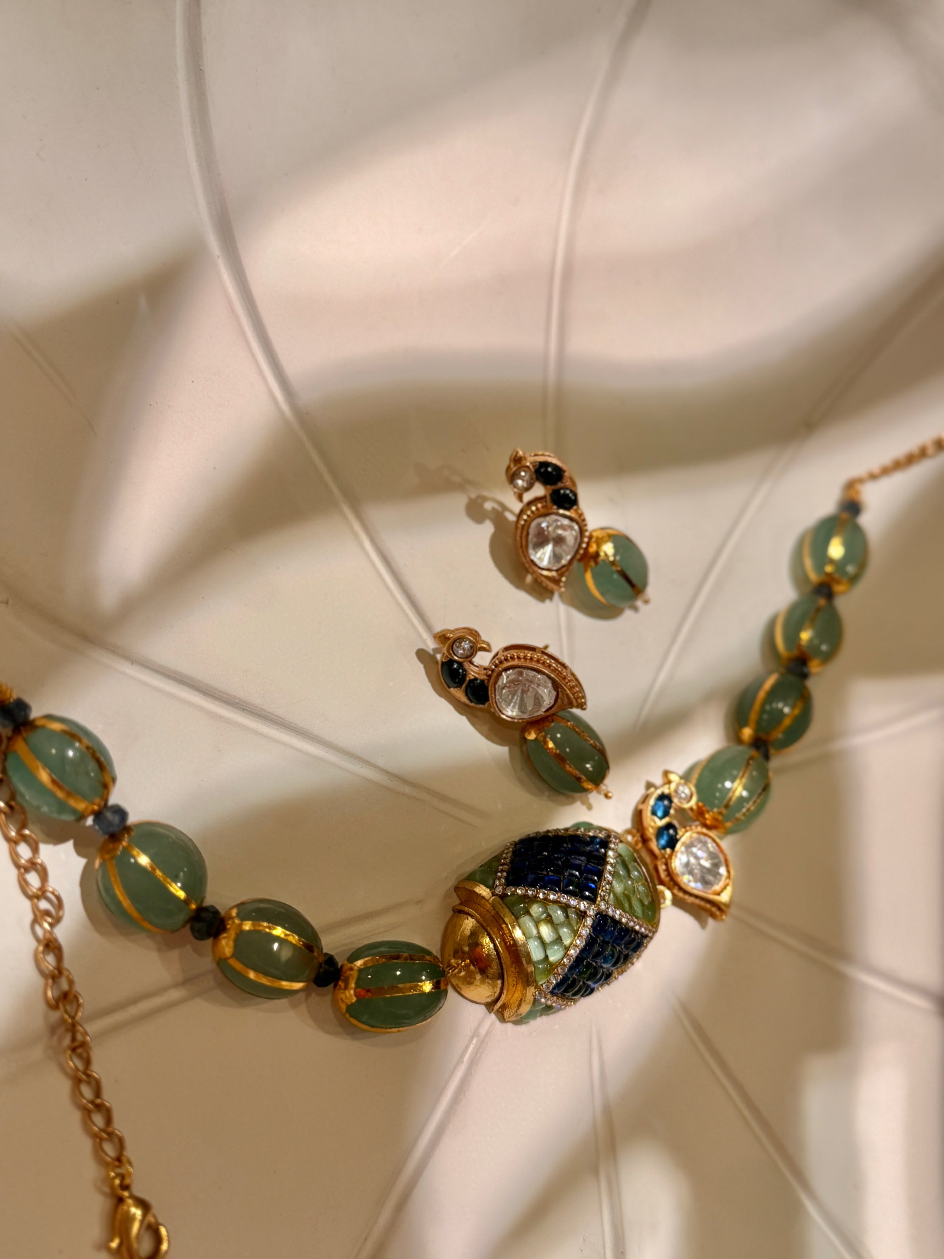 Dome peacock choker