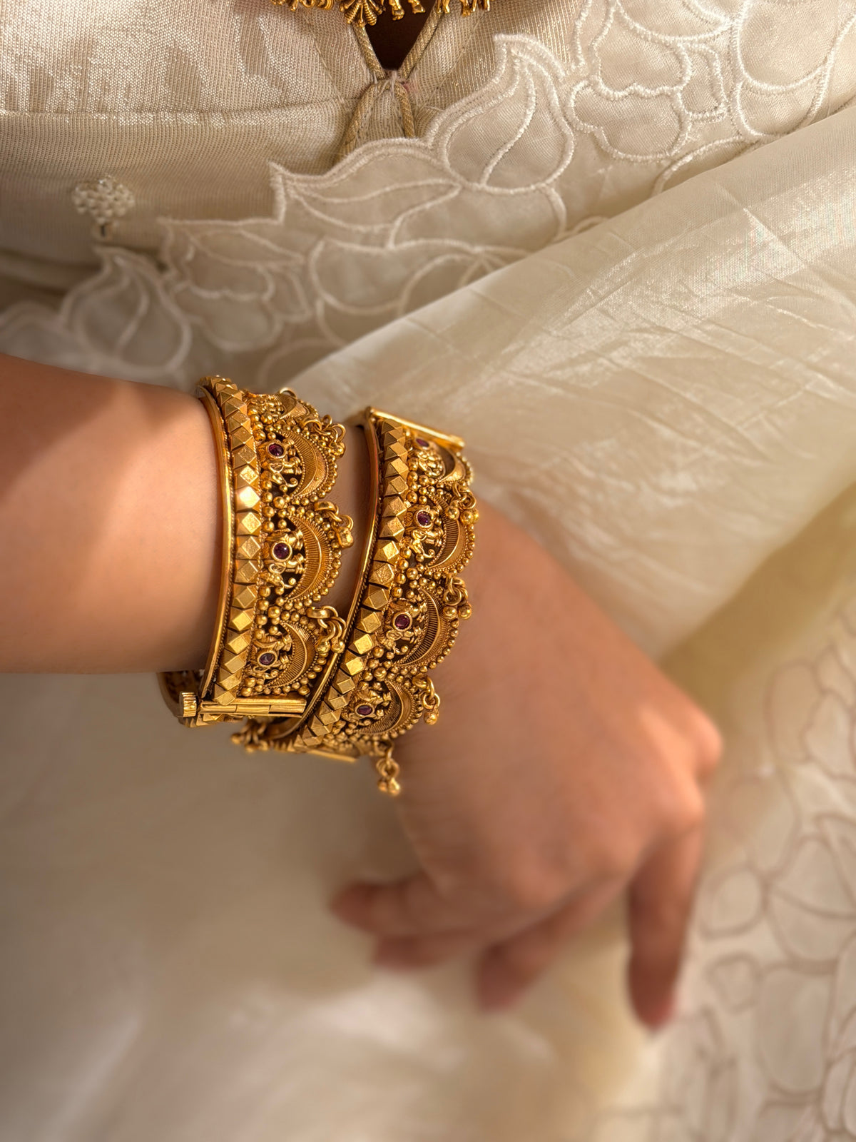 Padmini Rajwadi Scallop Bangle