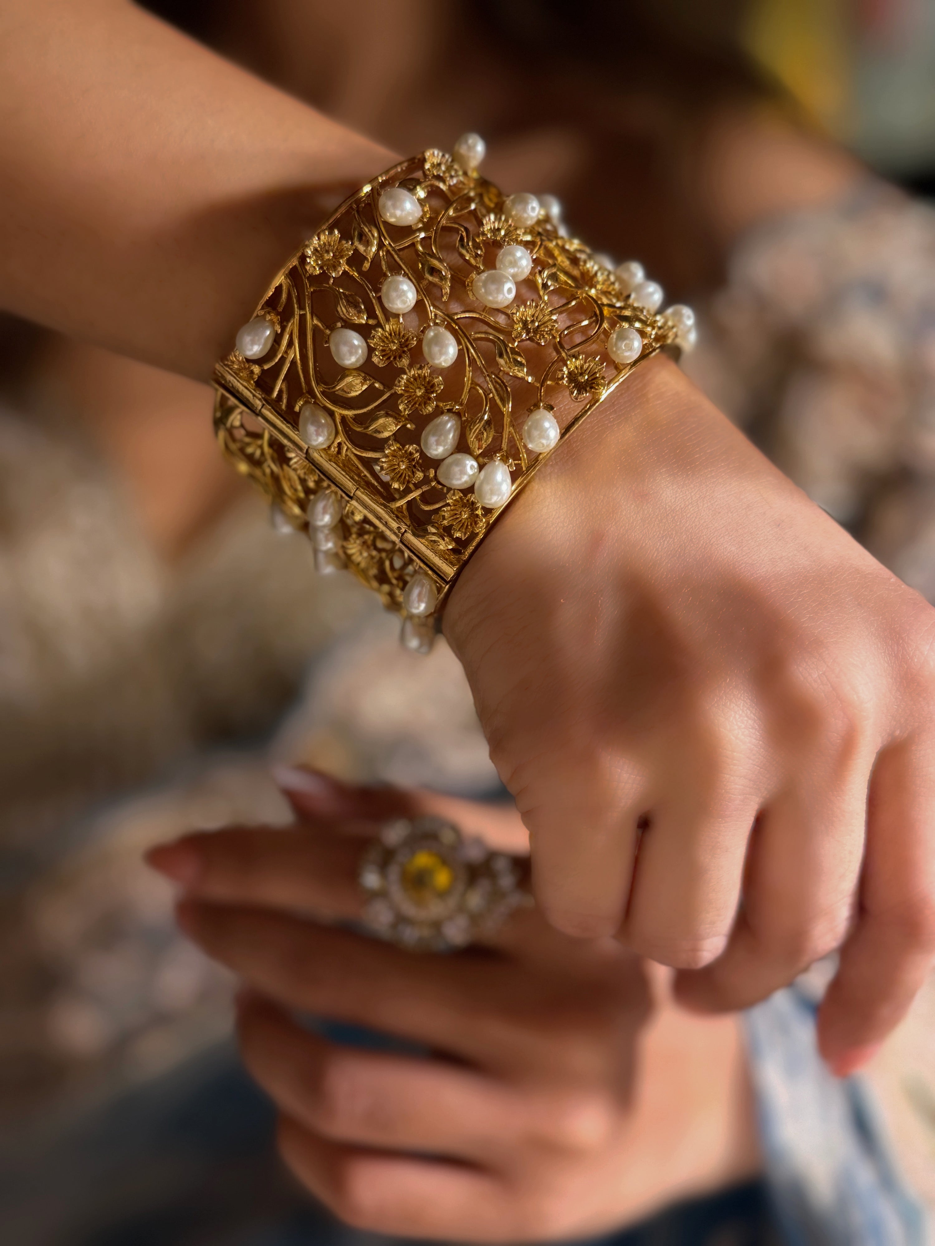 Pearl drop Handcuff