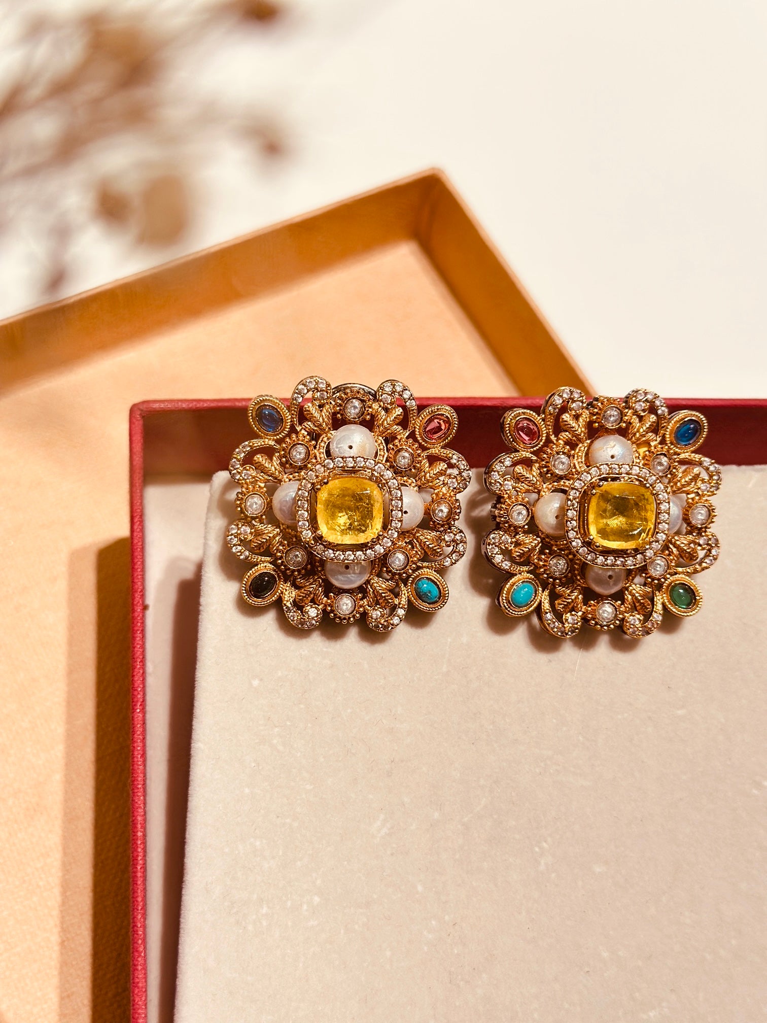 Elizabeth Tiny Bling Stud